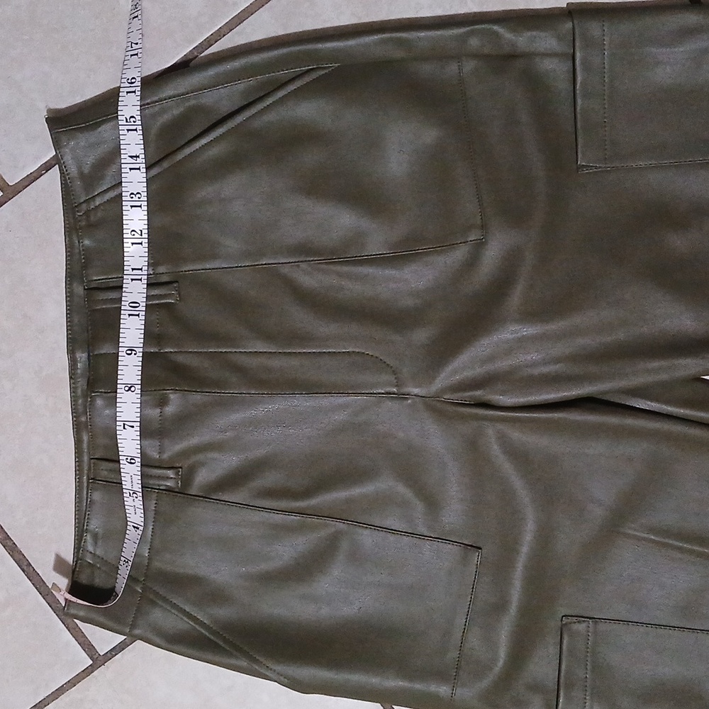 SCOOP Womens Size 6 Army Green Faux Leather High Waisted Cargo Pants - Picture 5 of 6